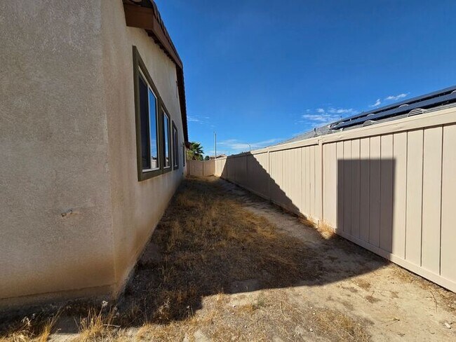 Building Photo - New Listing!