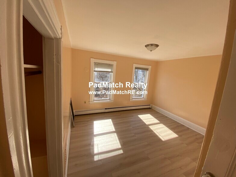 Building Photo - 1073 River St