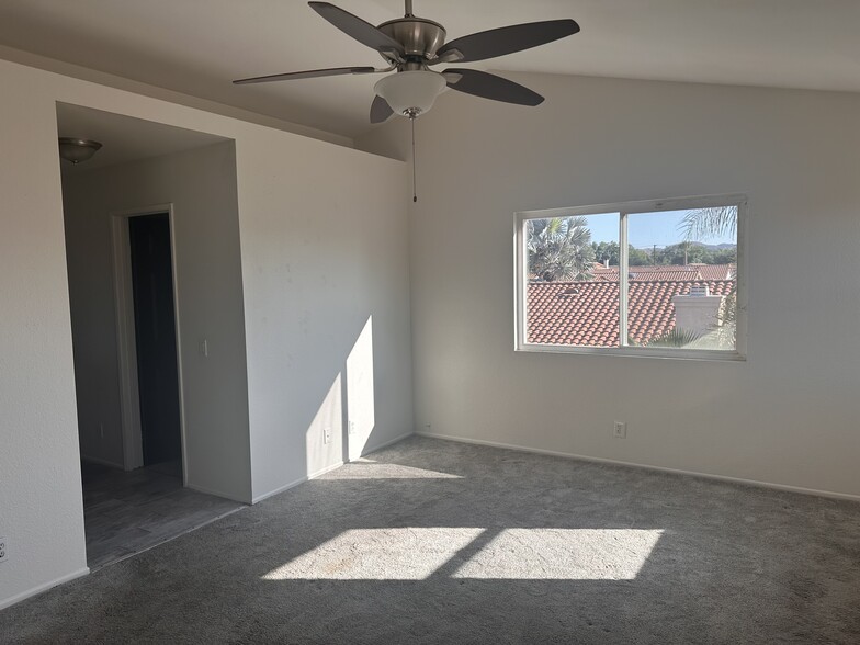 Building Photo - 581 Gladiola St