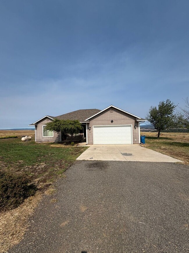 Building Photo - Beautiful Country Home on 20 Acres with Stunning Mountain Views