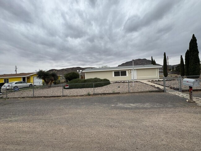 Building Photo - 4885 N Sierra Rd