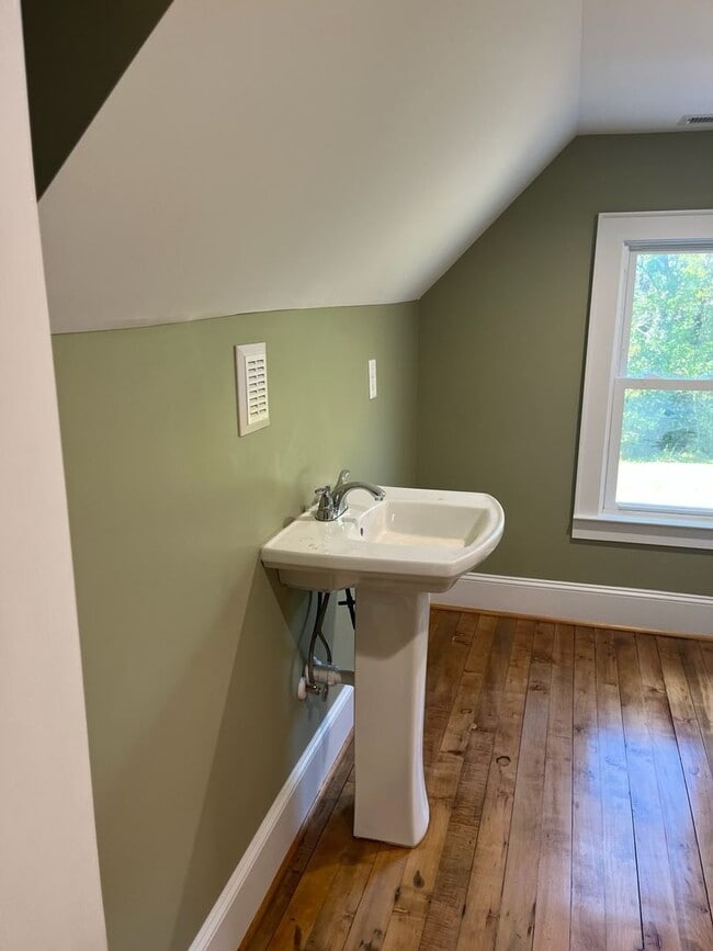 Building Photo - Modern Farmhouse for Rent in Browns Summit NC