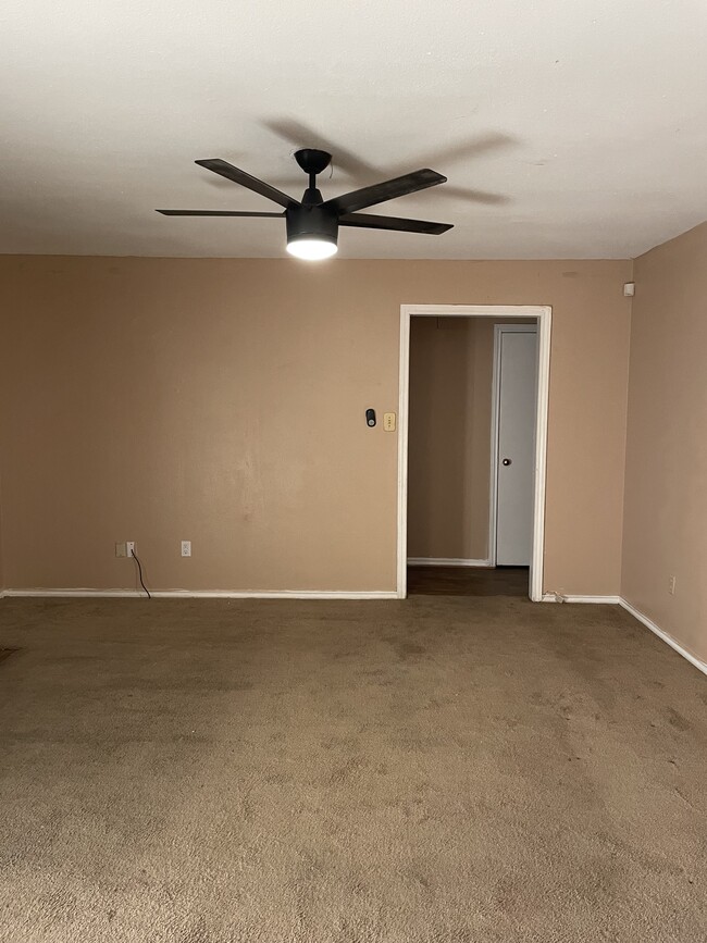 Building Photo - 1408 Bluffview Dr