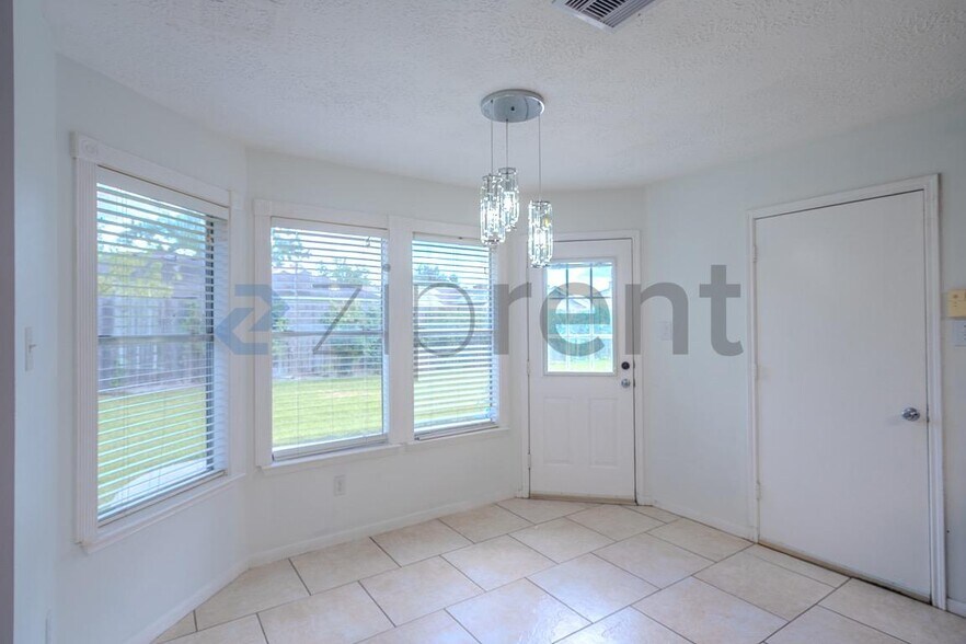 Building Photo - Unit