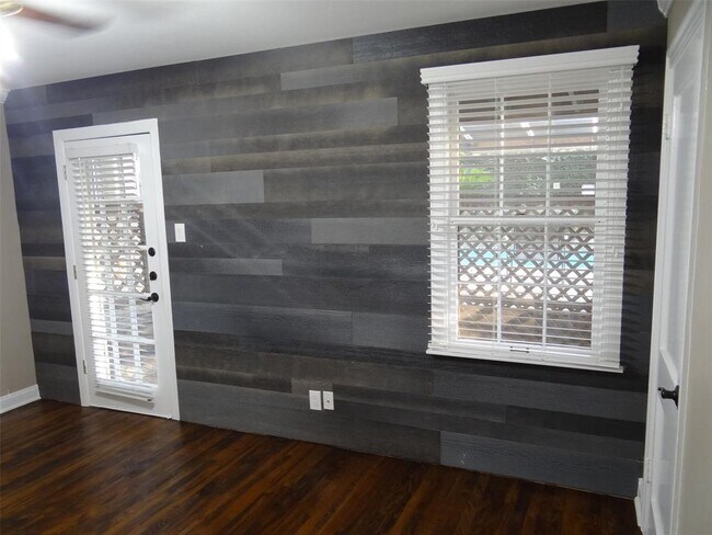 Building Photo - 912 E 32nd St