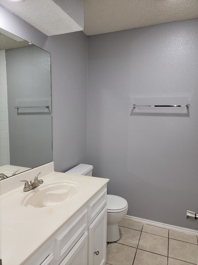 Building Photo - 3/2/2 in South Pointe with Lots of Features