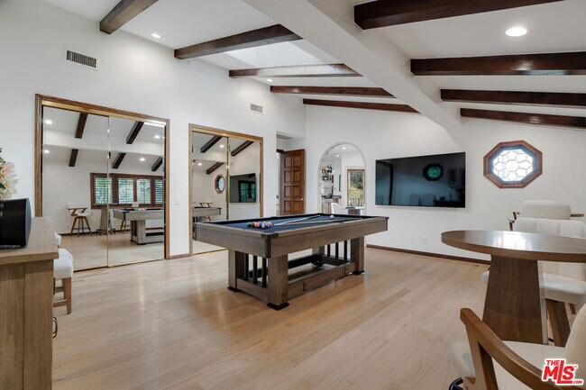 Building Photo - 10160 Cielo Dr