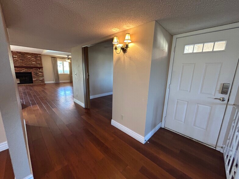 Building Photo - 12138 S Tomi Dr