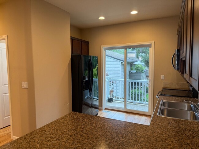 Building Photo - Beautiful 2 bed, 2.5 bath townhome located...