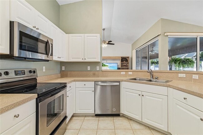 Building Photo - 810 SW 10th Pl