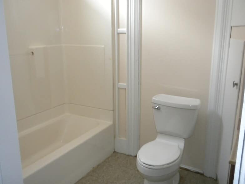 Building Photo - 68 Pine St