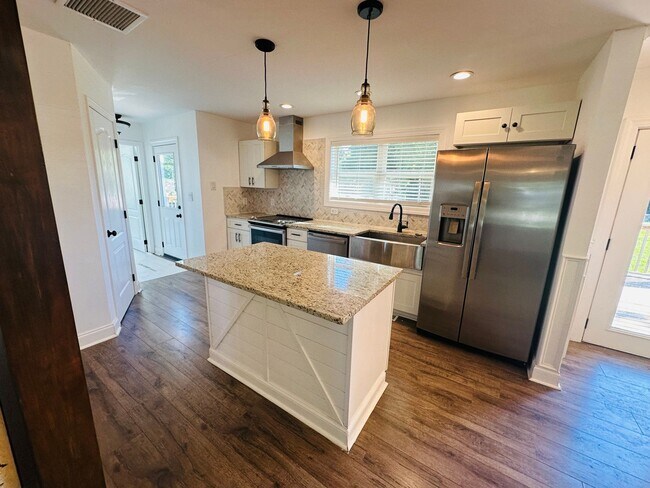 Building Photo - Urban setting w/ incredible fenced in back yard. 3 bed/2bath + detached office building