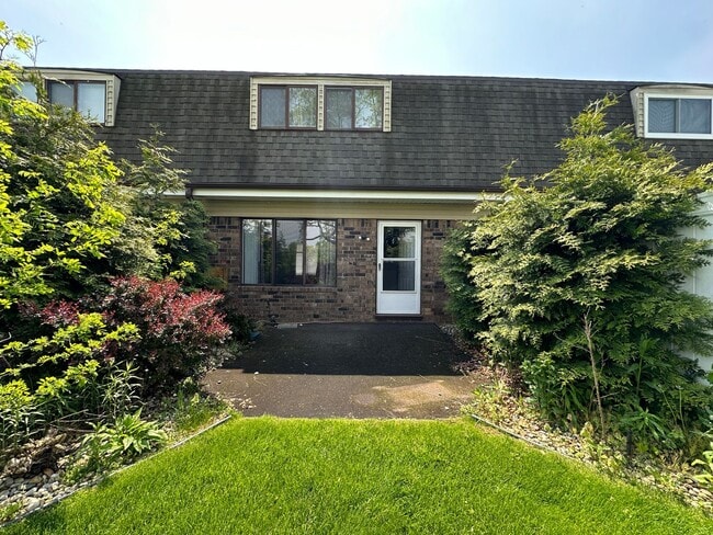 Building Photo - 2 Bedroom Townhome in Western Schools