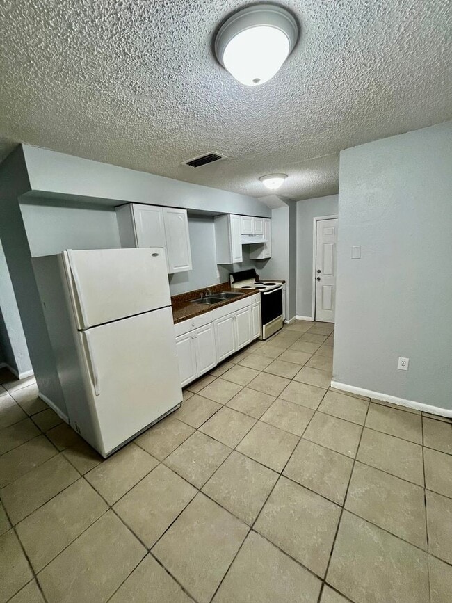 Building Photo - Spacious 2BR/1BA Lakeland Apartments NO APPLICATION FEE!