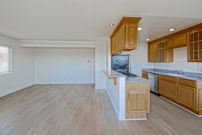 Building Photo - Recently Updated, Top-Floor 2BR2BA Condo in Apple Tree Community w/ Pool, Overlooking Greenbelt/H...