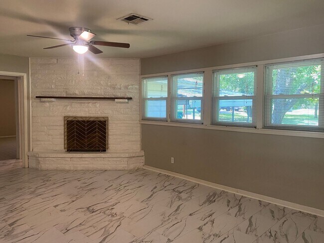 Building Photo - 4 BEDROOM WITH POOL