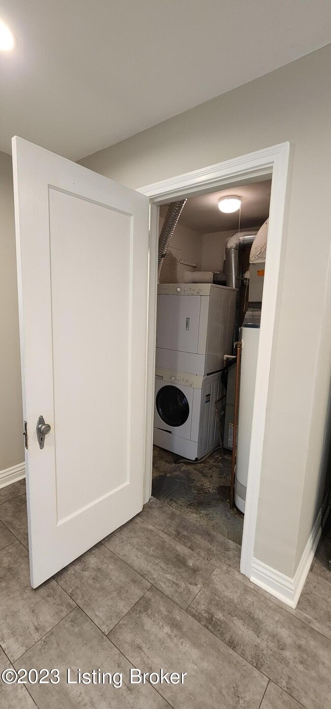 Building Photo - 208 Colonial Dr