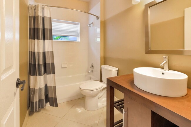 Building Photo - 12372 Cascades Pointe Dr