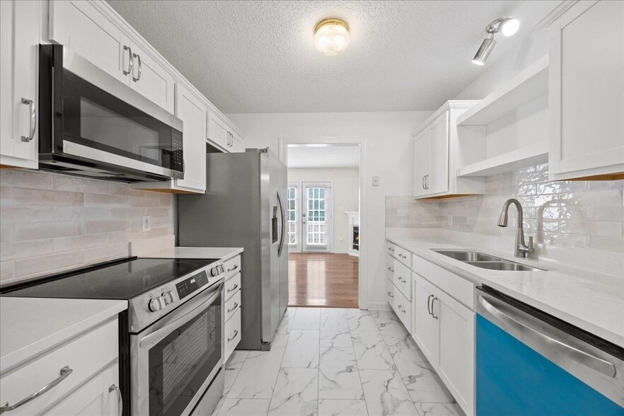 Building Photo - 1932 Stroll Cir