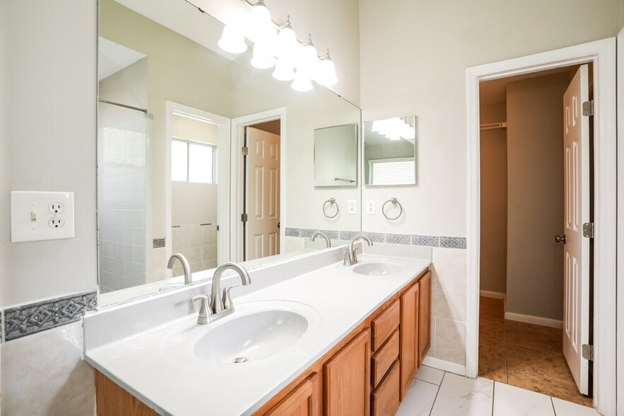 Building Photo - 1224 Summerfield Ct