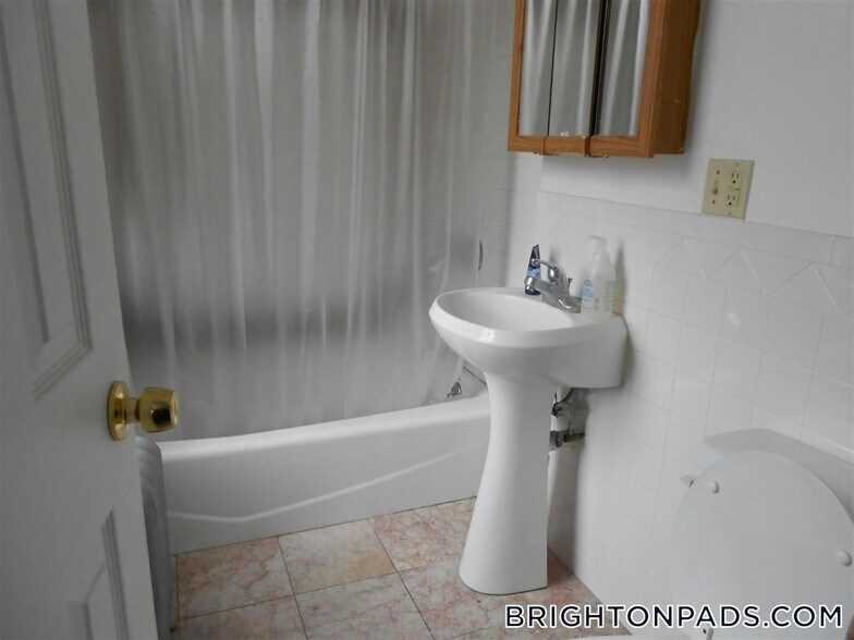 Building Photo - 17 Cummings Rd