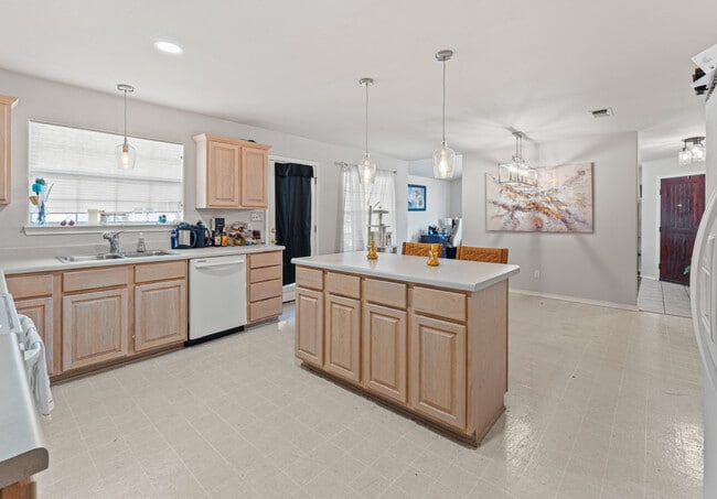 Building Photo - 2214 Olympia Dr