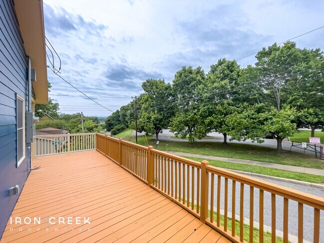 Building Photo - Beautifully Updated Three-Bedroom with Gar...