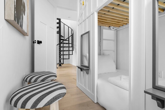 Building Photo - 2701 Bumble Bee Dr