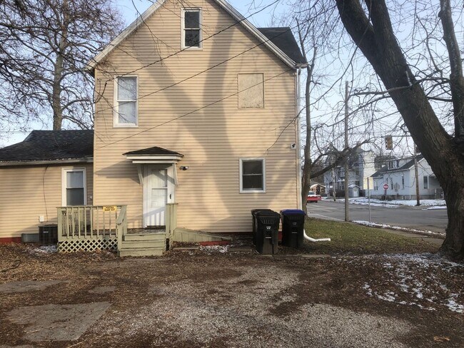 Building Photo - Very well decorated and furnished 4 BR house near IWU. Ideal for students with 2 kitchens