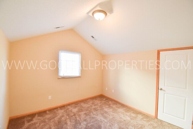 Building Photo - Spacious 3 Bedroom townhome with loft in Urbandale