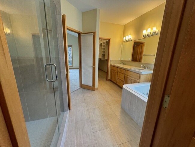 Building Photo - MOVE IN SPECIAL $1000 OFF FIRST MONTHS REN...