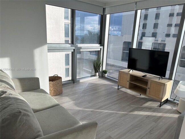 Building Photo - 2655 Collins Ave