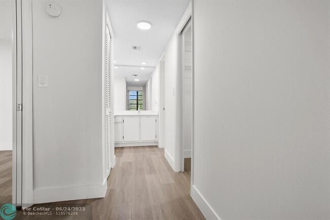 Building Photo - 3930 Oaks Clubhouse Dr