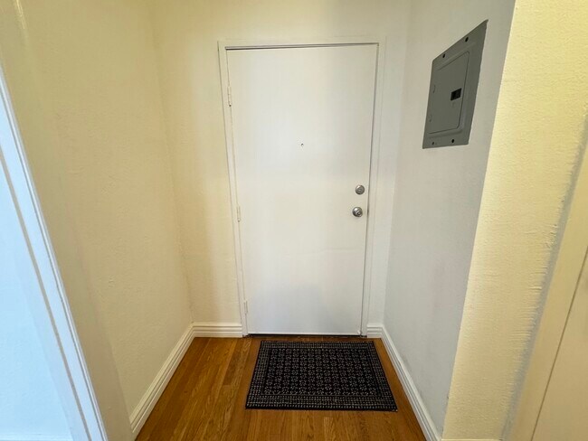 Building Photo - 1960 Argyle Ave