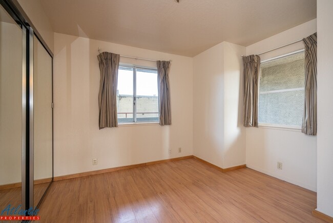 Building Photo - 308 River St