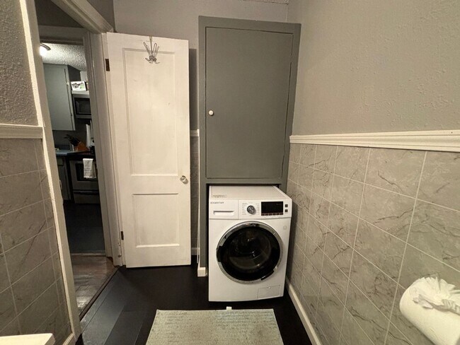 Building Photo - Center