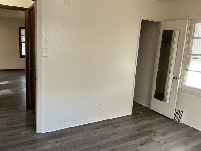 Building Photo - Comfortable 3 BR Single Family Home