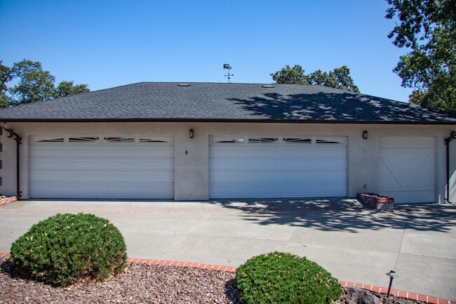 Building Photo - 2900 Alton Ln