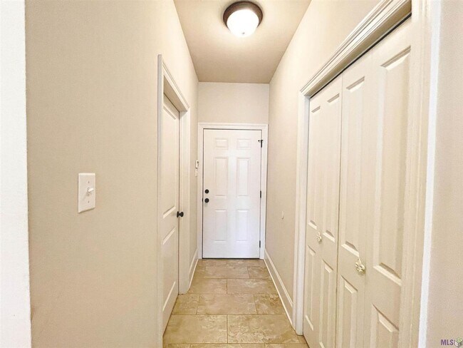 Building Photo - 3 Bedroom House in Gated Community| Community Pool