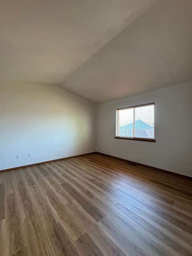 Building Photo - Modern 3BR/2BA Rental with Large Kitchen &...