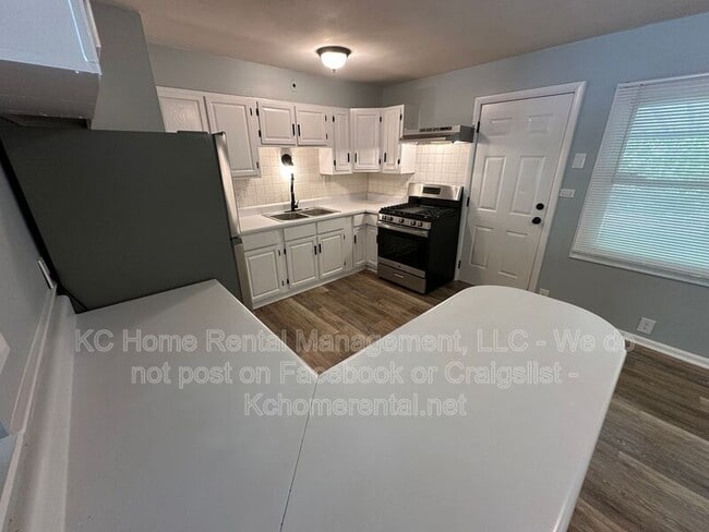 Building Photo - 10809 Ewing Ave