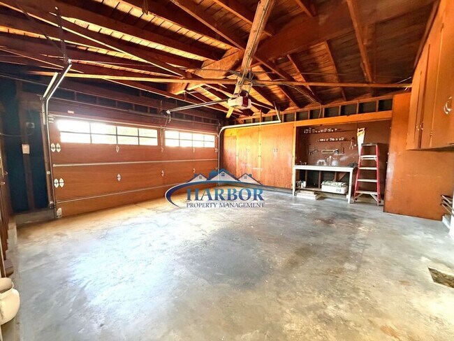 Building Photo - 1630 Miracosta St