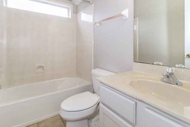 Building Photo - 8725 Rogers Park Ave