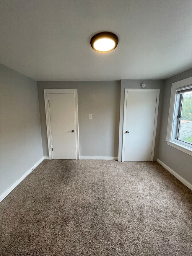 Building Photo - Renovated 2 bed 1 bath apartment in South Side!