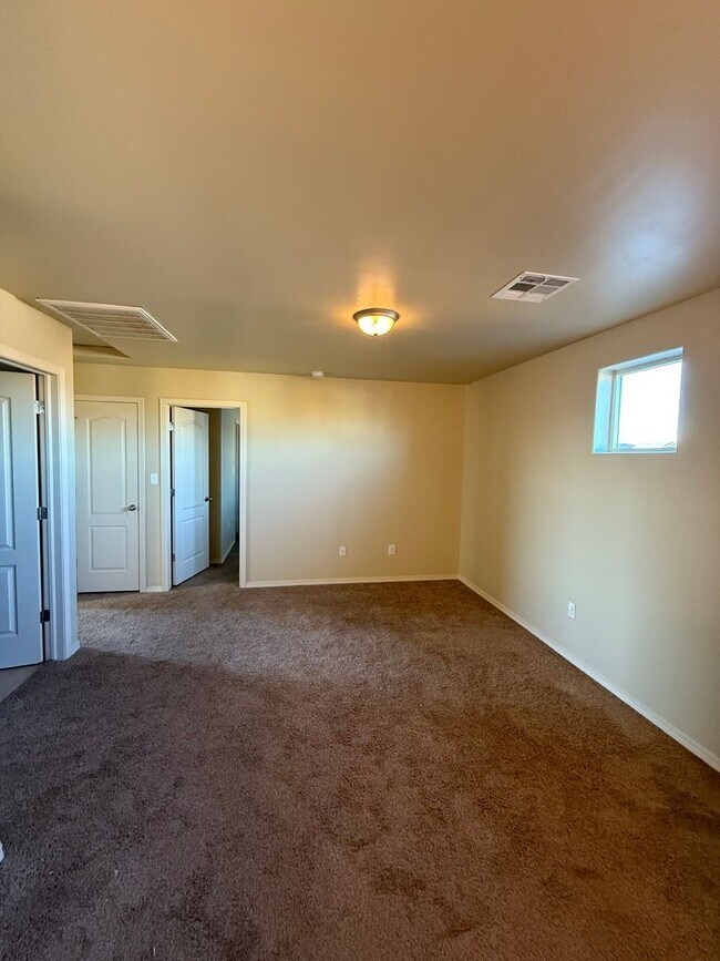 Building Photo - Charming 3BD/2.5BA with Garage in Legends West - Available Now!