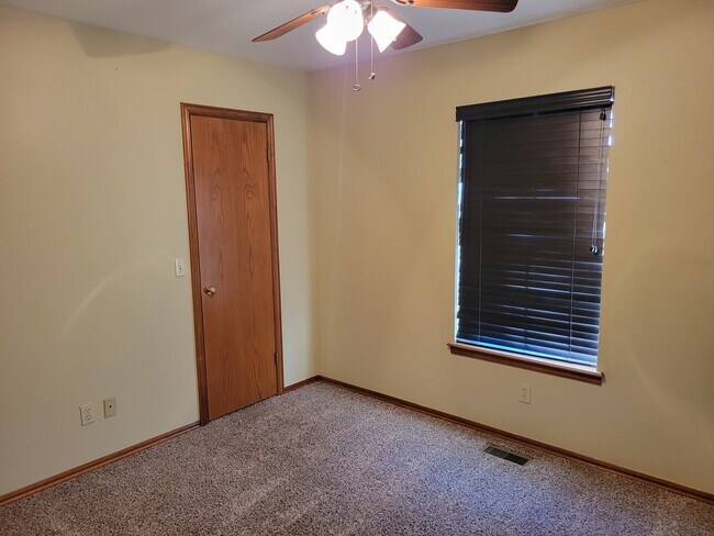 Building Photo - 921 Blue Ridge Dr