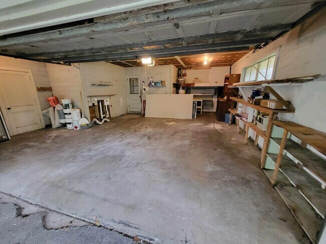 Building Photo - 706 Maple St