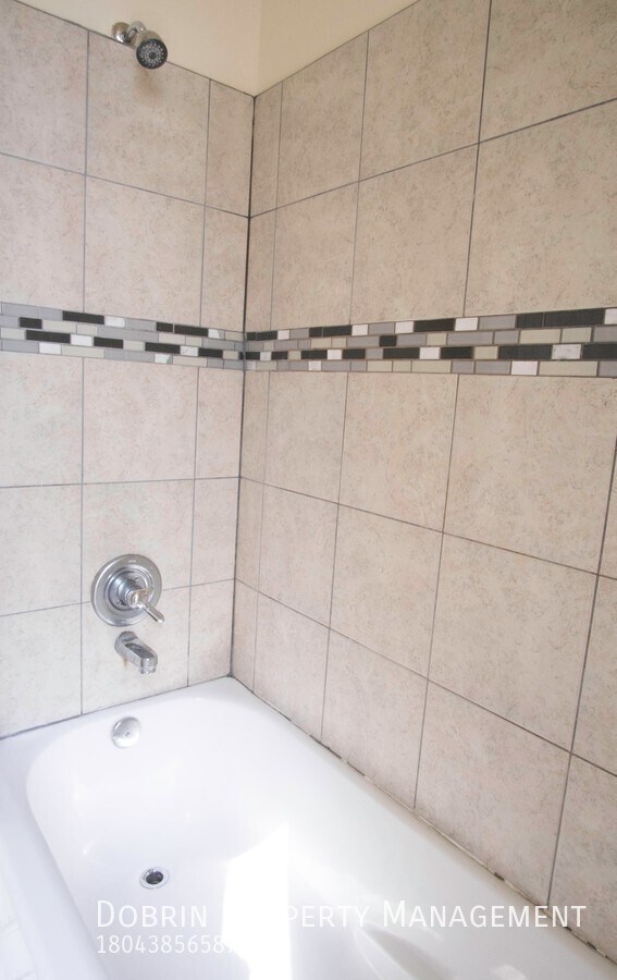 Building Photo - 810 W Clay St