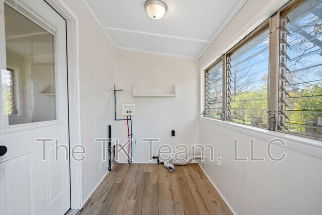 Building Photo - 1337 N Rhyne St