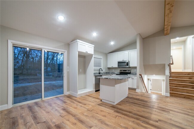 Building Photo - 1647 Carolyn Dr